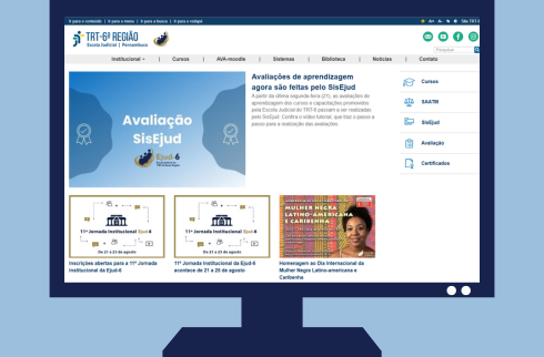 #paratodomundover Monitor de computador figura em card de fundo azul claro. Na tela, vê printscreen do novo portal da Ejud-6, Com notícia principal e menus que seguem a lógica de organização e configuração dos sites dos TRTs. No canto superior esquerdo, a marca do TRT-6 da 6ª Região/Escola Judicial/Pernambuco