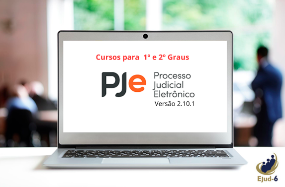 Notebook com tela de fundo branco mostrando  marca do PJe e o letreiro: Cursos para 1º e 2º Graus PJe Processo Judicial eletrônico, versão 2.10.1. Ao fundo, imagem desfocada de uma sala de aula com docente e alunos. Marca de Ejud-6 assina no canto inferior direito