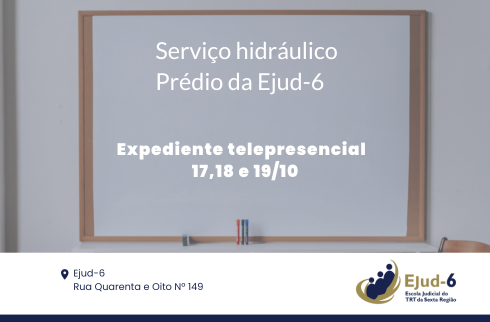 Card de fundo cinza, onde se vê uma lousa no fundo, no centro da qual consta o letreiro: Serviço hidráulico, prédio da Ejud-6. Expediente telepresencial 17, 18 e 19/10. No rodapé, o endereço da Ejud-6 (Rua Quarenta e Oito, 149) e a marca assina, no canto direito