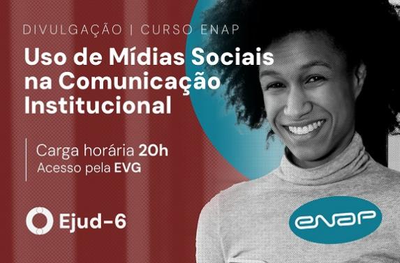 Uma mulher jovem, com cabelo curto e volumoso, sorri enquanto segura um celular e olha para a tela, como se estivesse digitando ou lendo uma mensagem. Ela veste uma blusa de gola alta. O material traz o título “Uso de Mídias Sociais na Comunicação Institucional”, com a indicação de que é um curso da ENAP. Há um destaque com o texto: “Dicas e estratégias para uma comunicação efetiva e alinhada com a Resolução Nº 640 (CNJ)”. Também aparecem as informações “Carga horária 20h” e “Acesso pela EVG”, além das logo